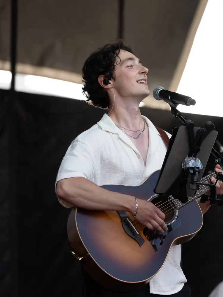 Carl, chant et guitare acoustique