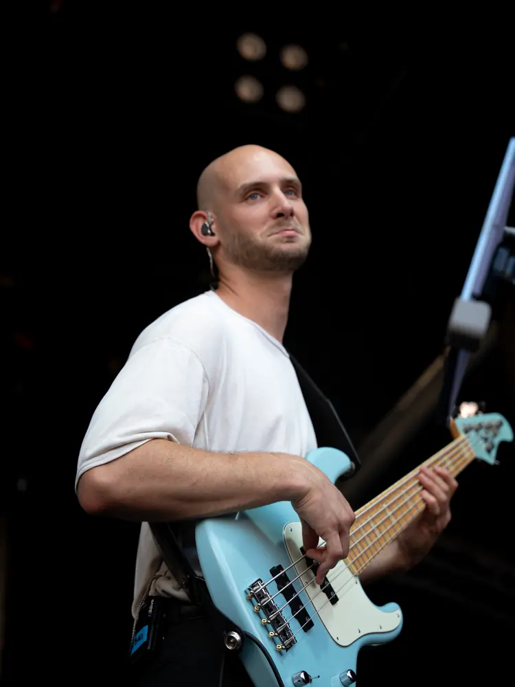 Simon, basse