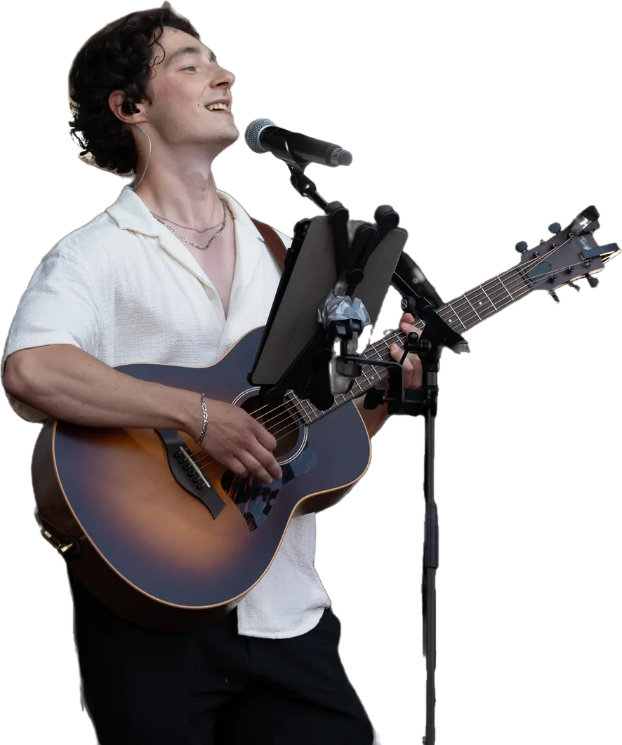 Carl, guitare acoustique en main