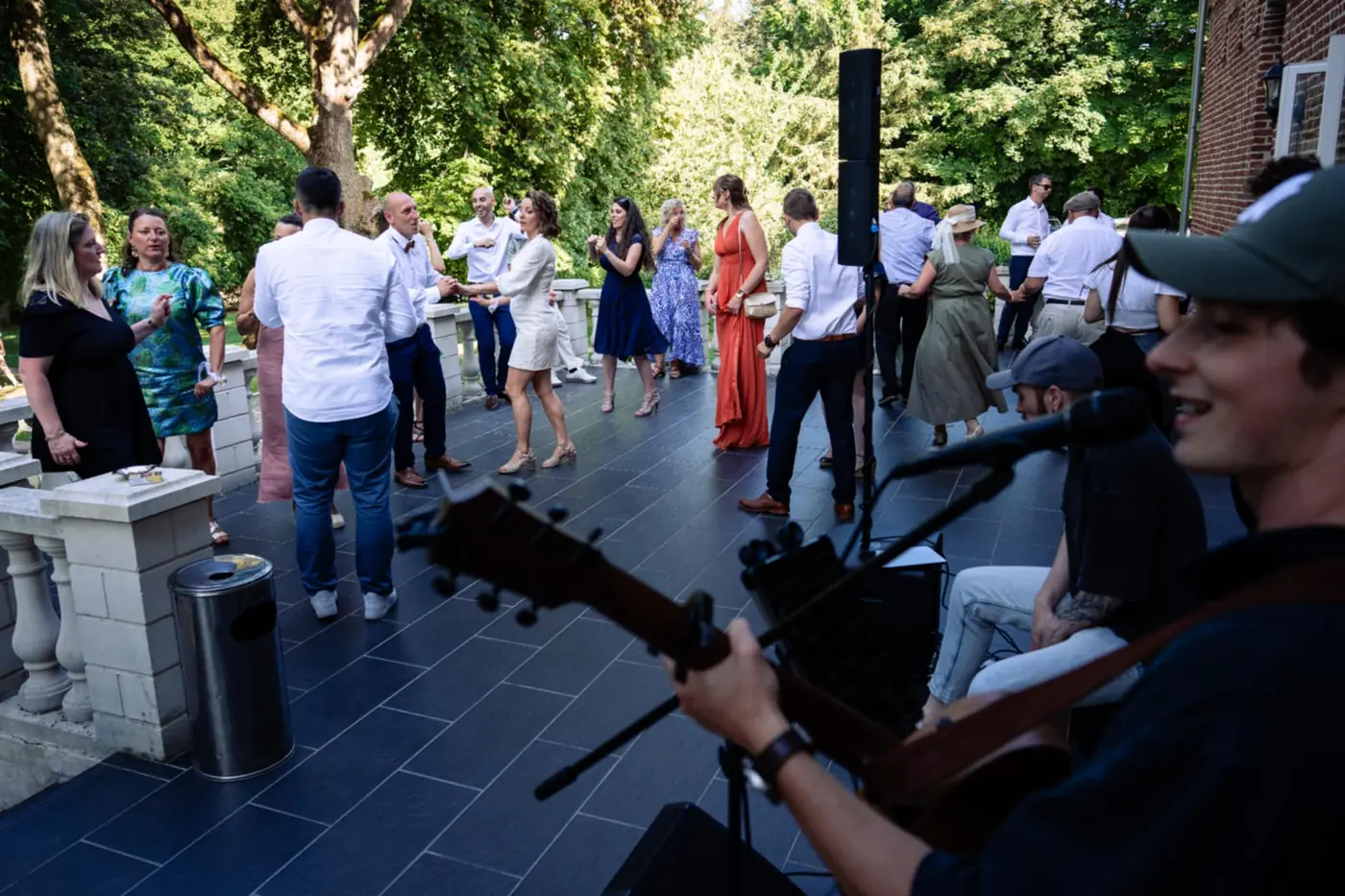 Le duo JamBag joue en terrasse pendant un cocktail de mariage