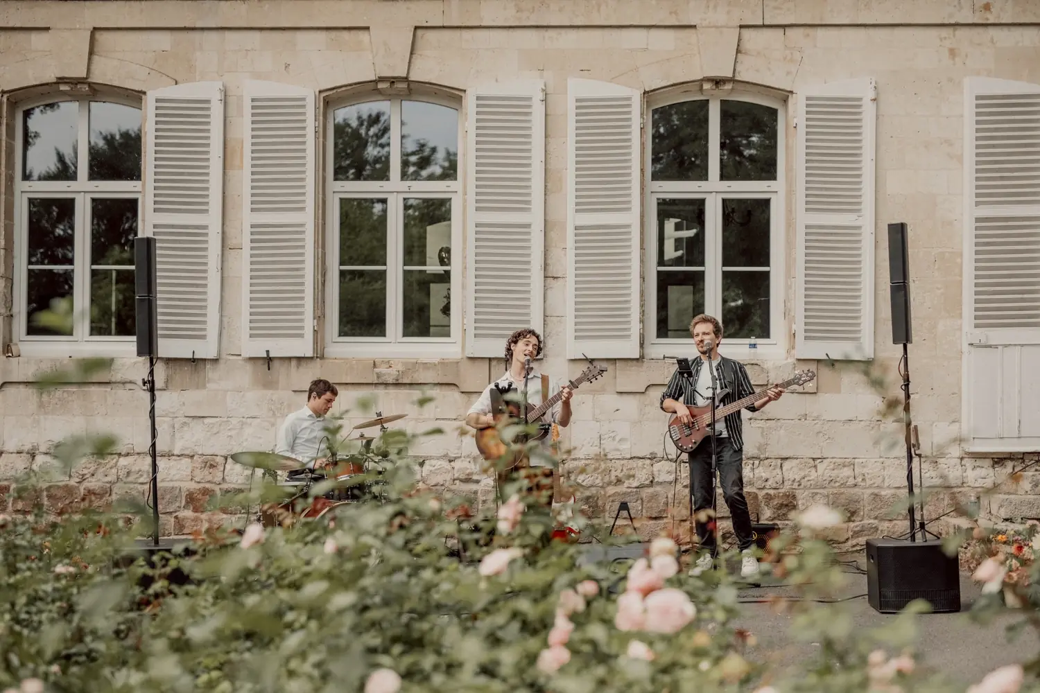 Le trio joue en plein air avec sa propre sonorisation