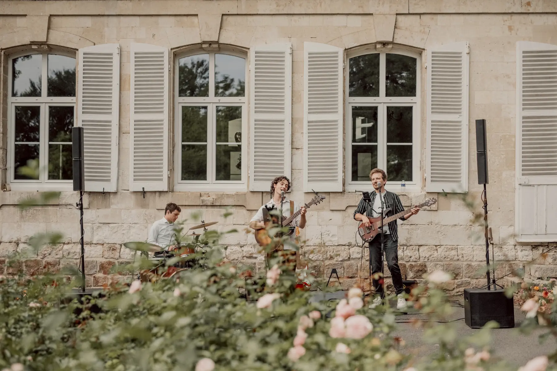 JamBag joue devant la façade d'un château pendant un mariage