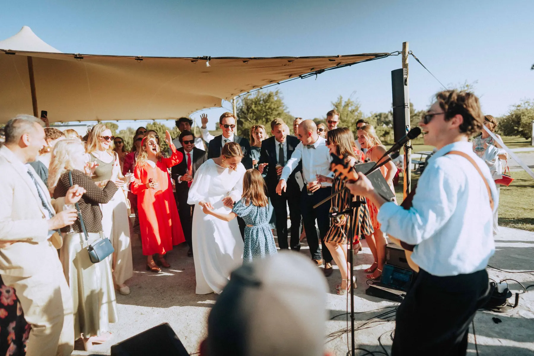 Mariage en extérieur, le groupe joue sous la tonnelle