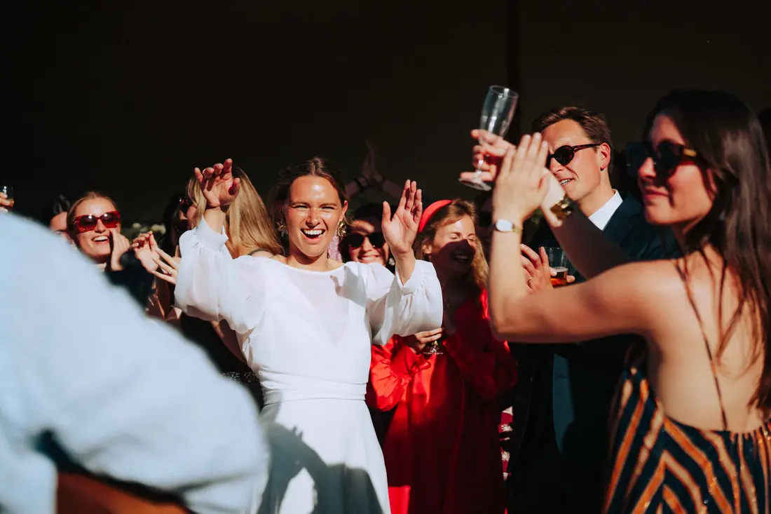 Invités en fête, verres levés, pendant le concert de JamBag