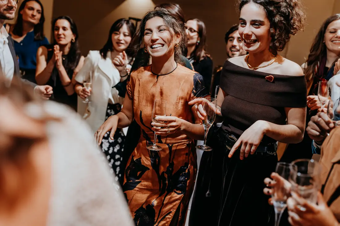 Invitées qui rient et dansent pendant la soirée