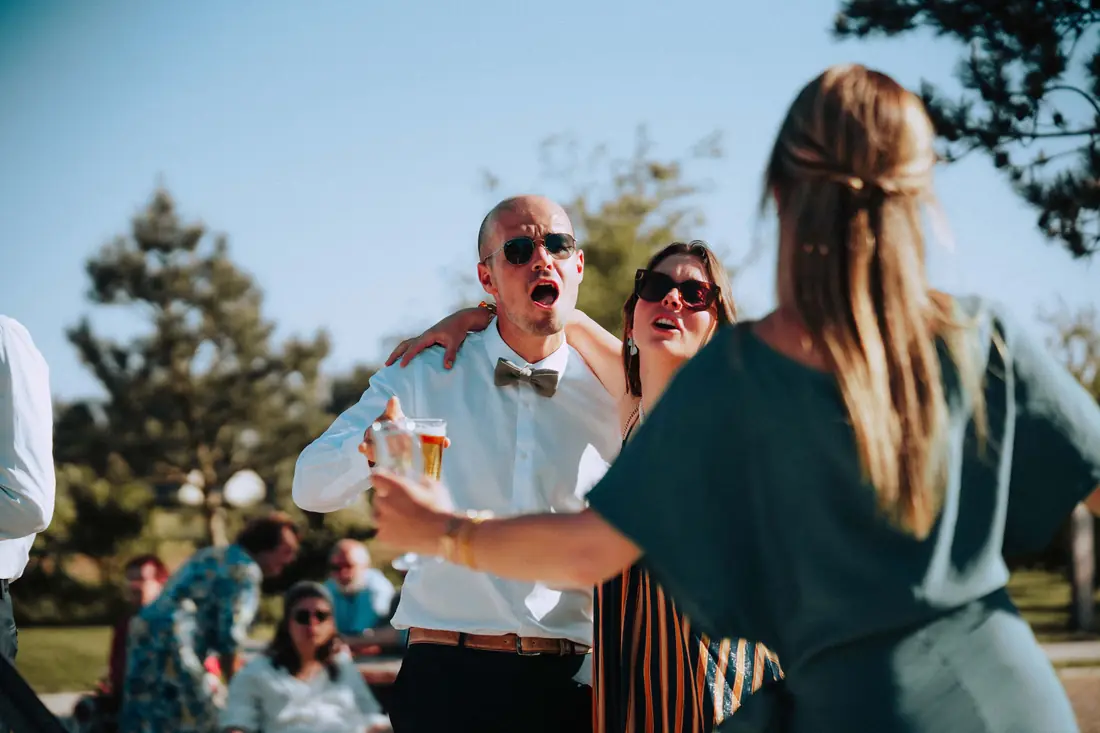 Invités qui dansent en plein air au son de JamBag