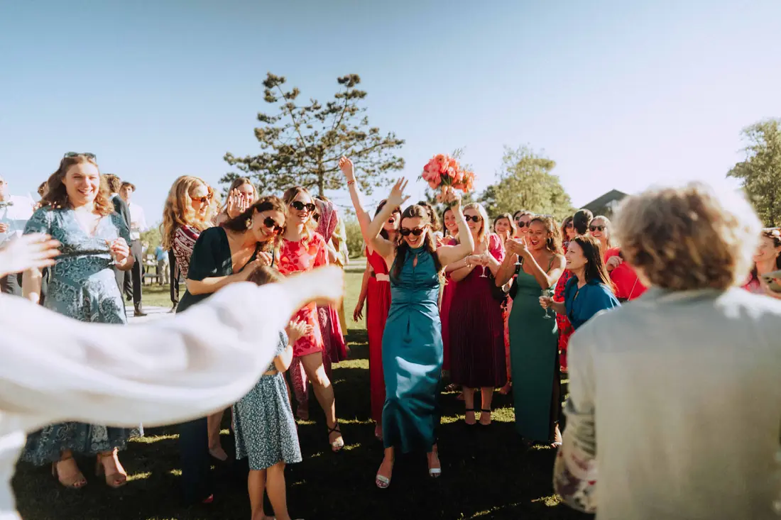 Invitées bras levés lors du lancer de bouquet en musique