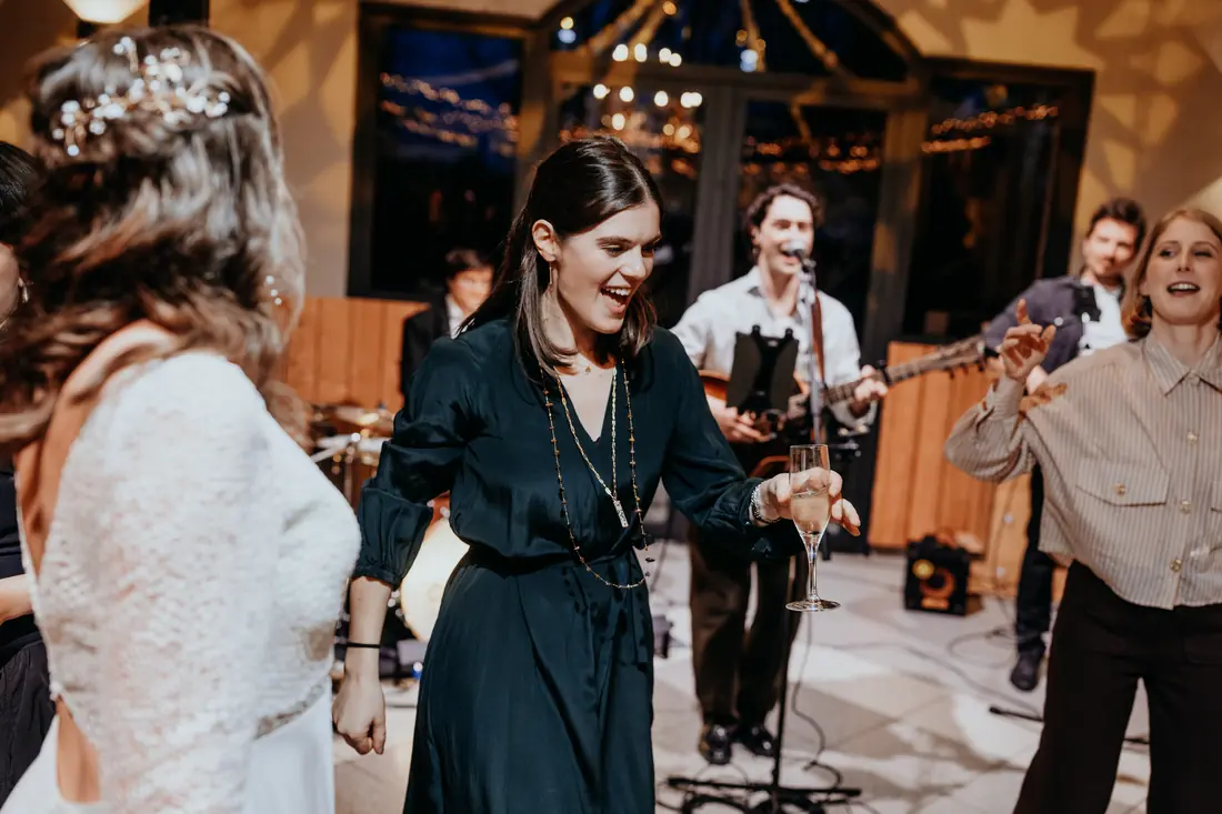 La mariée danse avec ses invités devant le groupe JamBag
