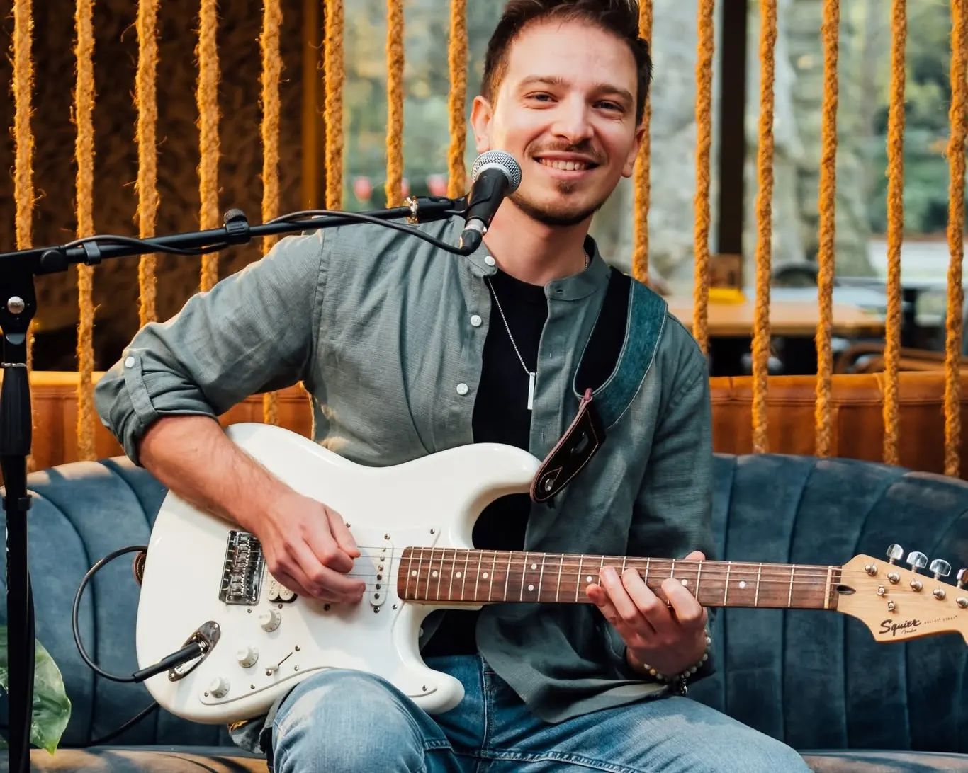 Quentin à la guitare, sur un canapé