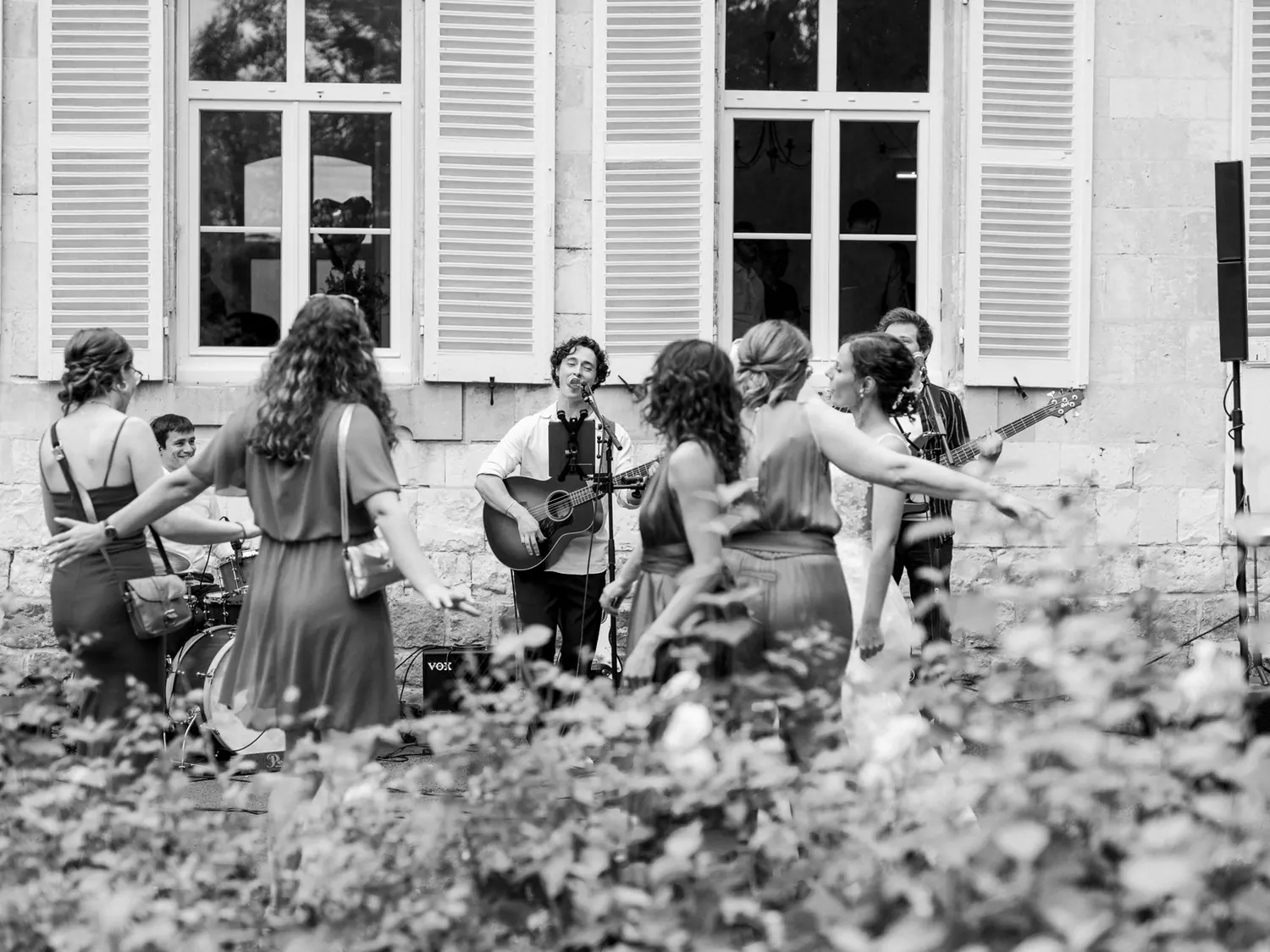 Le trio JamBag au troisième morceau : les invitées dansent devant le groupe