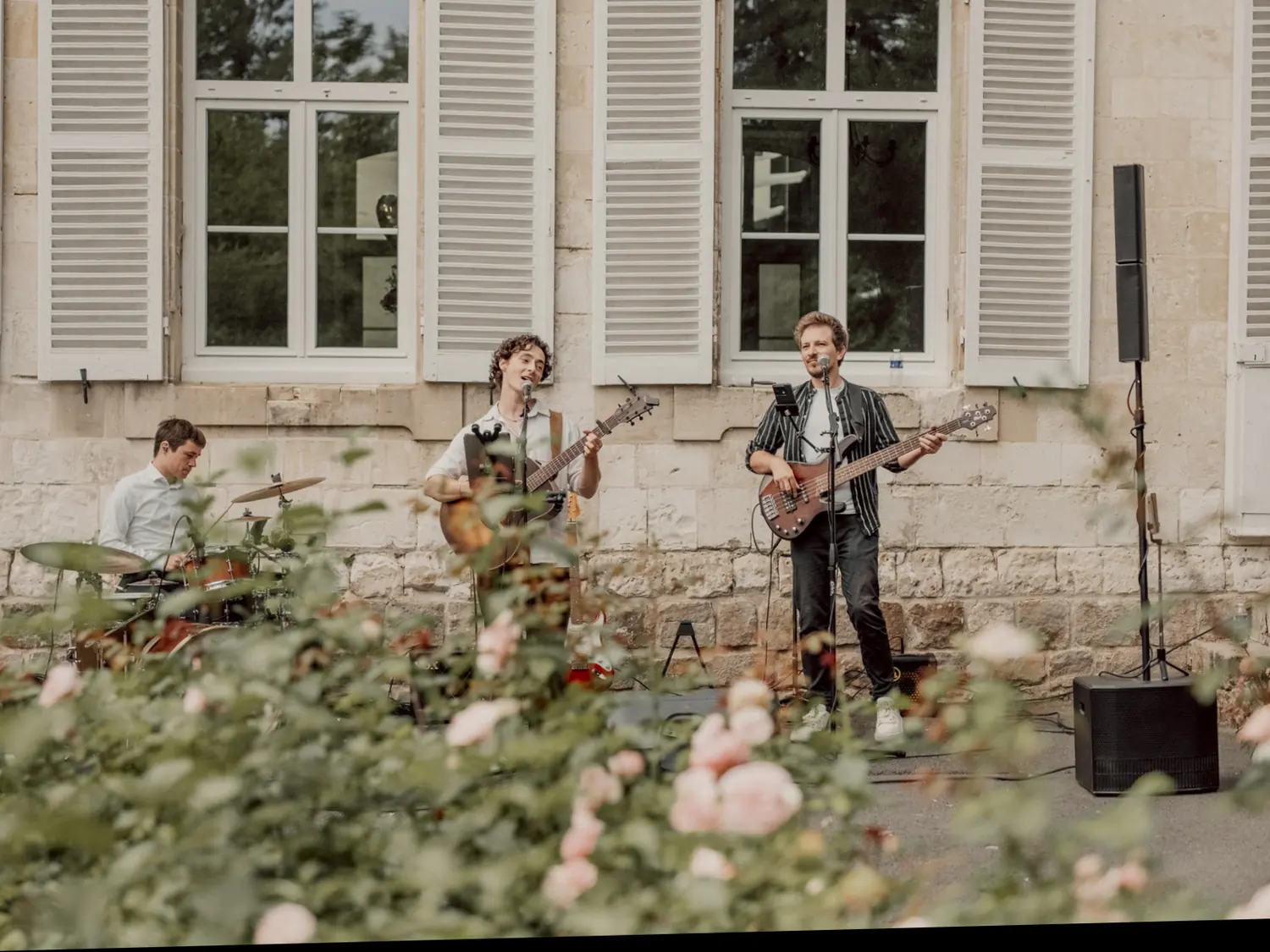 Le trio JamBag au premier morceau, devant la façade d'un château